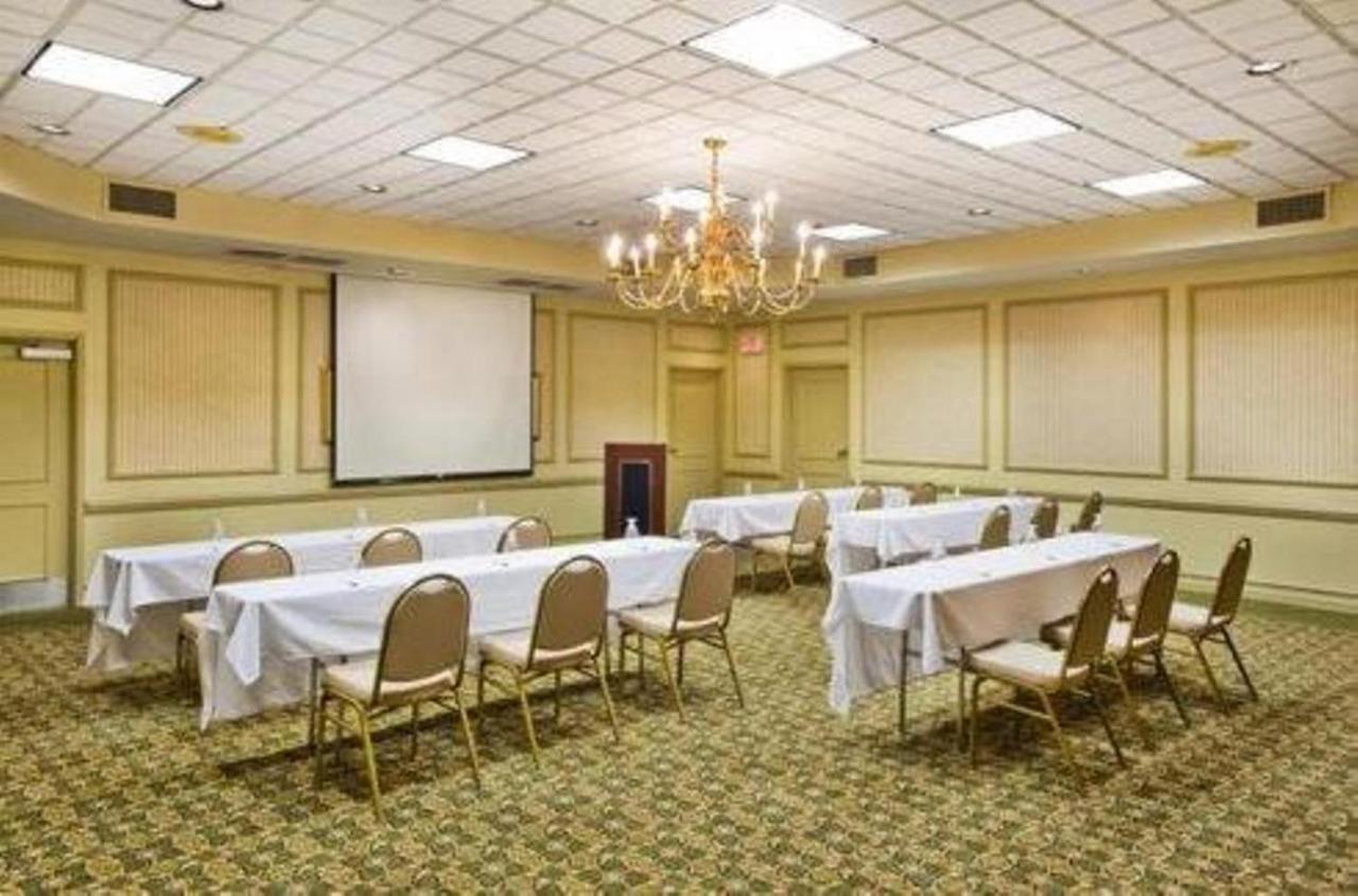 Ramada By Wyndham Gainesville Exterior photo